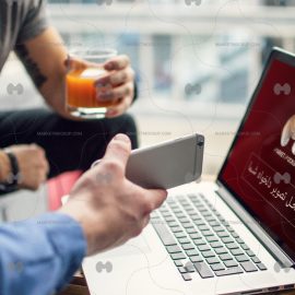 دانلود موکاپ لپ تاپ به همراه 2 مرد