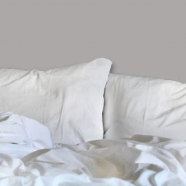 موکاپ ست بالش(بالشت) روی تخت