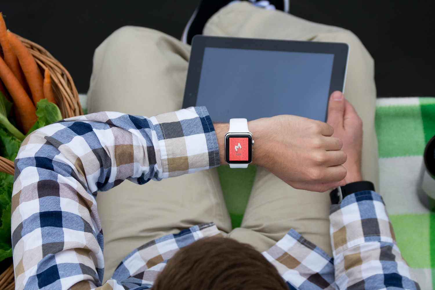 موکاپ اسمارت اپل واچ(ساعت هوشمند)در دست مدل زنده