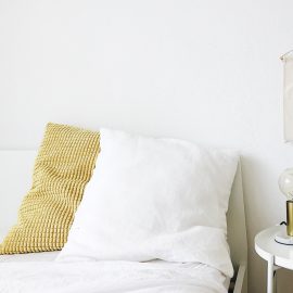 موکاپ کوسن دوتایی روی تخت از نمای روبه رو