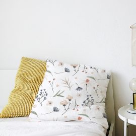 موکاپ کوسن دوتایی روی تخت از نمای روبه رو