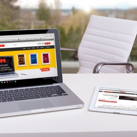 موکاپ لپ تاپ و تبلت آیفون با نمایی زیبا بر روی میز مدیریتی
